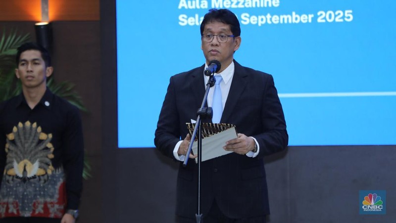 Menteri Keuangan Purbaya Yudhi Sadewa (kiri) saat acara Serah Terima Jabatan Menteri Keuangan di Aula Mezanin Gd Juanda 1, Kementerian Kuangan, Jakarta, Selasa (9/9/2025). (CNBC Indonesia/Tri Susilo)
