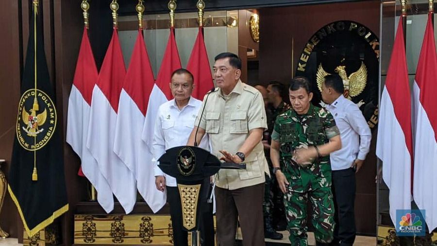Menteri Pertahanan, (Menhan) sekaligus Menteri Koordinator Bidang Politik dan Keamanan (MenkoPolkam) Sjafrie Sjamsoeddin saat menyampaikan konferensi pers di Jakarta, Selasa (9/9/2025). (CNBC Indonesia/Emir Yanwardhana)