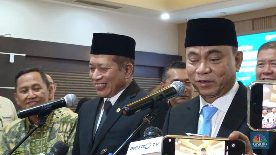 Momen perpisahan Budi Arie sebagai Menteri Koperasi RI di Kantor Kementerian Koperasi, Jakarta, Selasa (9/9/2025). (CNBC Indonesia/Martyasari Rizky)