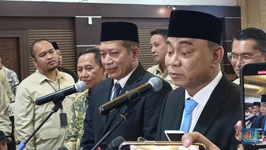Momen perpisahan Budi Arie sebagai Menteri Koperasi RI di Kantor Kementerian Koperasi, Jakarta, Selasa (9/9/2025). (CNBC Indonesia/Martyasari Rizky)