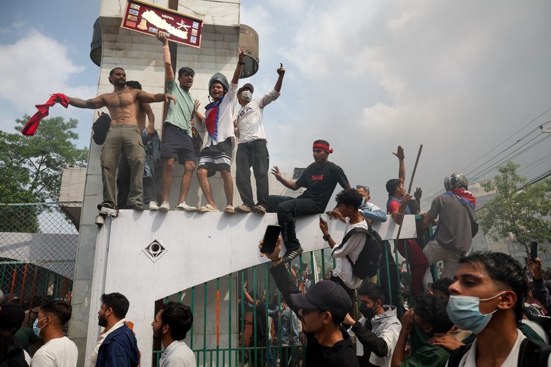Para demonstran merayakan setelah memasuki kompleks Parlemen selama protes terhadap pembunuhan 19 orang pada hari Senin setelah protes antikorupsi yang dipicu oleh larangan media sosial, yang kemudian dicabut, selama jam malam di Kathmandu, Nepal, 9 September 2025. Para demonstran merayakan setelah memasuki kompleks Parlemen selama protes terhadap pembunuhan 19 orang pada hari Senin setelah protes antikorupsi yang dipicu oleh larangan media sosial, yang kemudian dicabut, selama jam malam di Kathmandu, Nepal, 9 September 2025. (REUTERS/Adnan Abidi)