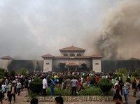 Detik-Detik Menkeu Nepal Ditelanjangi & Diarak Warga Terekam Kamera