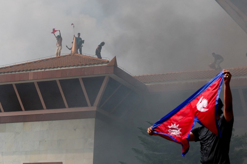 Para demonstran merayakan setelah memasuki kompleks Parlemen selama protes terhadap pembunuhan 19 orang pada hari Senin setelah protes antikorupsi yang dipicu oleh larangan media sosial, yang kemudian dicabut, selama jam malam di Kathmandu, Nepal, 9 September 2025. Para demonstran merayakan setelah memasuki kompleks Parlemen selama protes terhadap pembunuhan 19 orang pada hari Senin setelah protes antikorupsi yang dipicu oleh larangan media sosial, yang kemudian dicabut, selama jam malam di Kathmandu, Nepal, 9 September 2025. (REUTERS/Adnan Abidi)