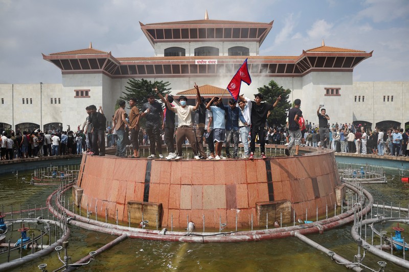 Para demonstran merayakan setelah memasuki kompleks Parlemen selama protes terhadap pembunuhan 19 orang pada hari Senin setelah protes antikorupsi yang dipicu oleh larangan media sosial, yang kemudian dicabut, selama jam malam di Kathmandu, Nepal, 9 September 2025. Para demonstran merayakan setelah memasuki kompleks Parlemen selama protes terhadap pembunuhan 19 orang pada hari Senin setelah protes antikorupsi yang dipicu oleh larangan media sosial, yang kemudian dicabut, selama jam malam di Kathmandu, Nepal, 9 September 2025. (REUTERS/Adnan Abidi)