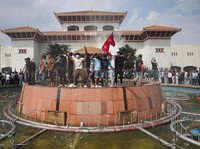 Potret Chaos Demo Antipemerintah, Rumah Politisi Dibakar-PM Resign