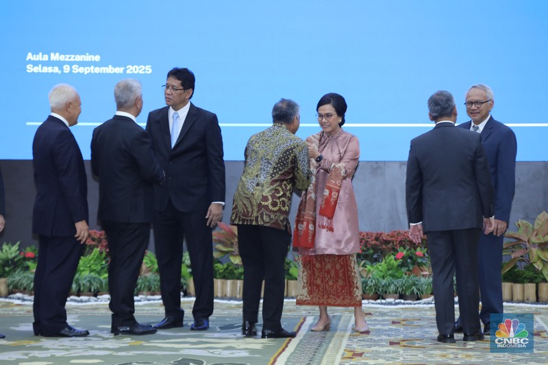 Menteri Keuangan Purbaya Yudhi Sadewa (kiri) saat acara Serah Terima Jabatan Menteri Keuangan di Aula Mezanin Gd Juanda 1, Kementerian Kuangan, Jakarta, Selasa (9/9/2025). (CNBC Indonesia/Tri Susilo)