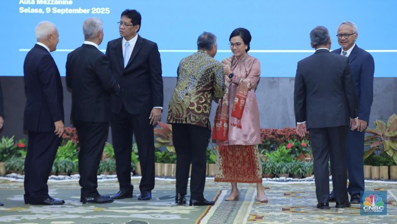 Menteri Keuangan Purbaya Yudhi Sadewa (kiri) saat acara Serah Terima Jabatan Menteri Keuangan di Aula Mezanin Gd Juanda 1, Kementerian Kuangan, Jakarta, Selasa (9/9/2025). (CNBC Indonesia/Tri Susilo)