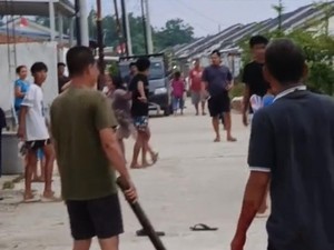 Video: Ayah dan Anak di Palembang Dikeroyok gegara Teguran Main Layangan