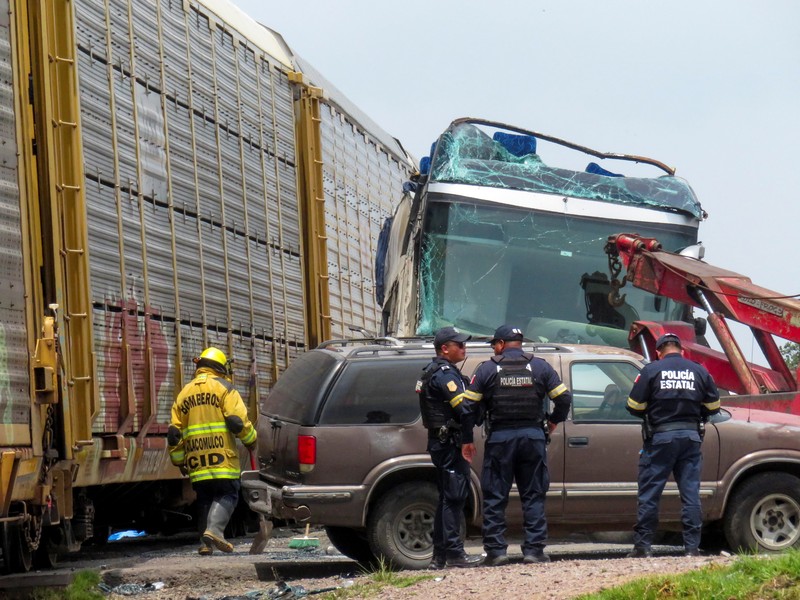 Pihak berwenang bekerja di lokasi kejadian di mana sebuah bus penumpang tertabrak kereta api di Atlacomulco, Meksiko, Senin (8/9/2025). (REUTERS/Jorge Alvarado)