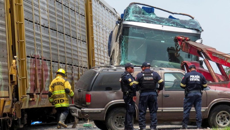 Pihak berwenang bekerja di lokasi kejadian di mana sebuah bus penumpang tertabrak kereta api di Atlacomulco, Meksiko, Senin (8/9/2025). (REUTERS/Jorge Alvarado)