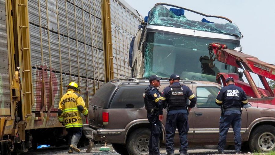 Pihak berwenang bekerja di lokasi kejadian di mana sebuah bus penumpang tertabrak kereta api di Atlacomulco, Meksiko, Senin (8/9/2025). (REUTERS/Jorge Alvarado)