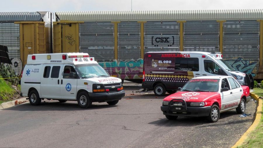 Pihak berwenang bekerja di lokasi kejadian di mana sebuah bus penumpang tertabrak kereta api di Atlacomulco, Meksiko, Senin (8/9/2025). (REUTERS/Jorge Alvarado)