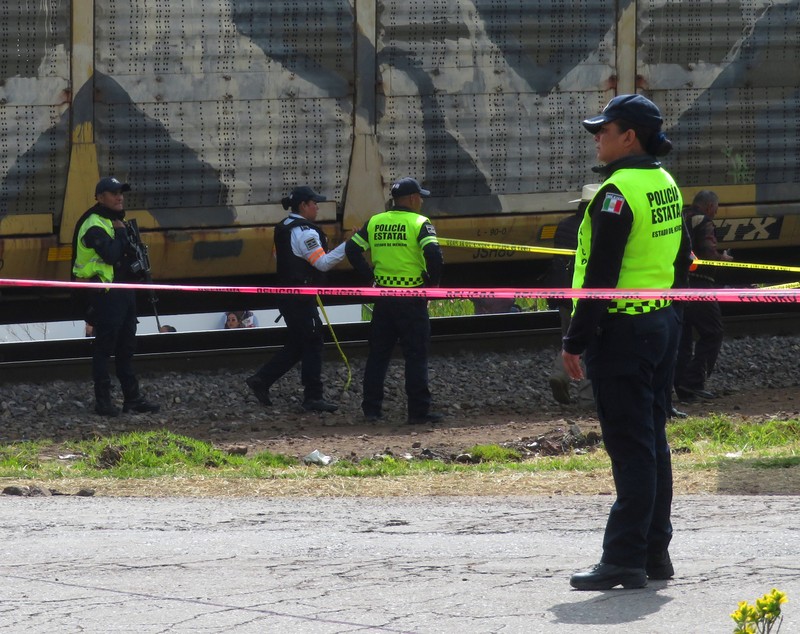 Pihak berwenang bekerja di lokasi kejadian di mana sebuah bus penumpang tertabrak kereta api di Atlacomulco, Meksiko, Senin (8/9/2025). (REUTERS/Jorge Alvarado)