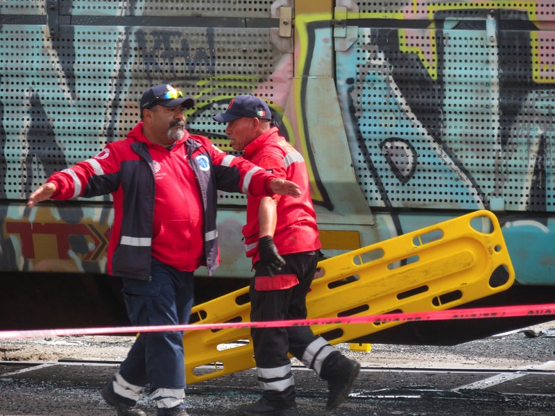 Pihak berwenang bekerja di lokasi kejadian di mana sebuah bus penumpang tertabrak kereta api di Atlacomulco, Meksiko, Senin (8/9/2025). (REUTERS/Jorge Alvarado)