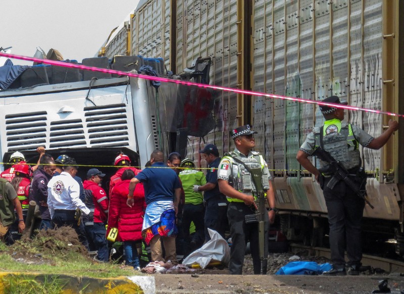 Pihak berwenang bekerja di lokasi kejadian di mana sebuah bus penumpang tertabrak kereta api di Atlacomulco, Meksiko, Senin (8/9/2025). (REUTERS/Jorge Alvarado)