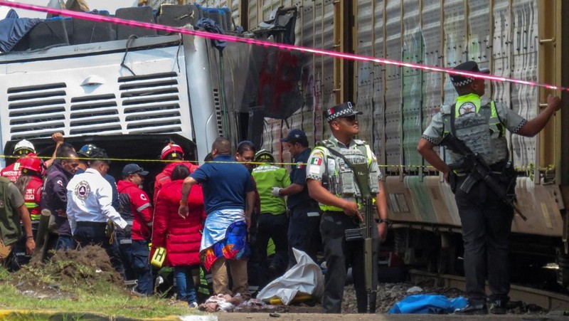 Pihak berwenang bekerja di lokasi kejadian di mana sebuah bus penumpang tertabrak kereta api di Atlacomulco, Meksiko, Senin (8/9/2025). (REUTERS/Jorge Alvarado)