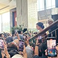 Kala Sri Mulyani Menangis Diberi Bunga Mawar Putih dari PNS Kemenkeu