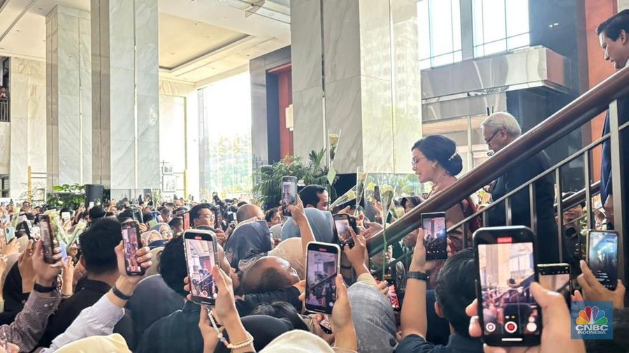 PNS Kemenkeu menyambut Mantan Menteri Keuangan Sri Mulyani usai acara Serah Terima Jabatan di Kementerian Kuangan, Jakarta, Selasa (9/9/2025). (CNBC Indonesia/Zahwa Madjid)