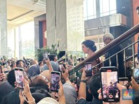 Kala Sri Mulyani Menangis Diberi Bunga Mawar Putih dari PNS Kemenkeu