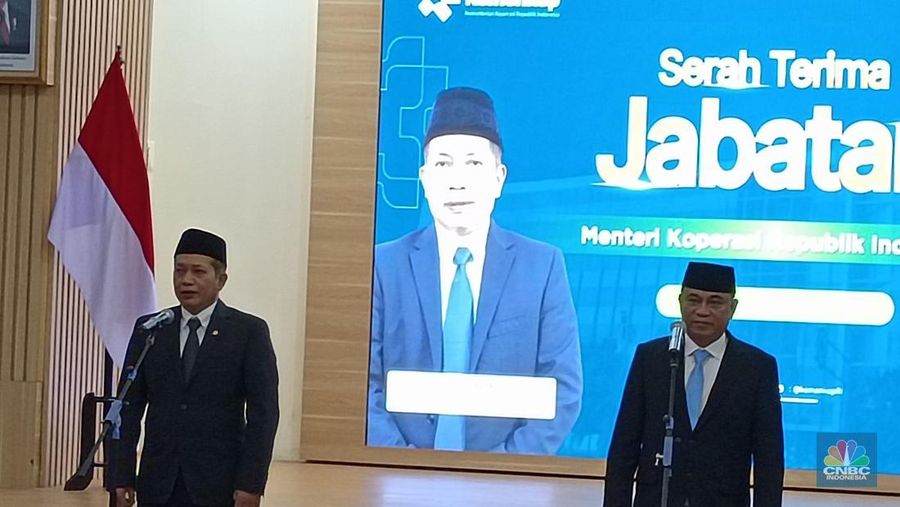 Prosesi serah terima jabatan Menteri Koperasi di kantor Kemenkop, Jakarta, Selasa (9/9/2025). (CNBC Indonesia/Martyasari Rizky)
