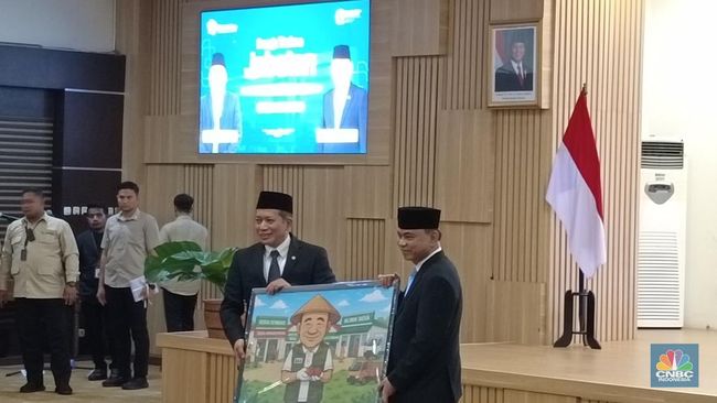 Budi Arie Pamit dari Kemenkop, Ferry Juliantono Beri Lukisan Ini