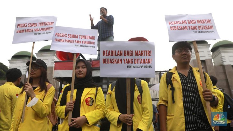 Ratusan mahasiswa dari Universitas Indonesia (UI) dan Universitas Islam Negeri (UIN) Syarif Hidayatullah Jakarta memadati depan gerbang utama Gedung DPR RI, Senayan, Jakarta Pusat, Selasa (9/9/2025). (CNBC Indonesia/Muhammad Sabki)