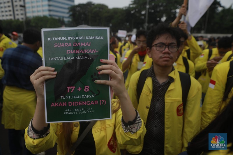 Ratusan mahasiswa dari Universitas Indonesia (UI) dan Universitas Islam Negeri (UIN) Syarif Hidayatullah Jakarta memadati depan gerbang utama Gedung DPR RI, Senayan, Jakarta Pusat, Selasa (9/9/2025). Ratusan mahasiswa dari Universitas Indonesia (UI) dan Universitas Islam Negeri (UIN) Syarif Hidayatullah Jakarta memadati depan gerbang utama Gedung DPR RI, Senayan, Jakarta Pusat, Selasa (9/9/2025). (CNBC Indonesia/Muhammad Sabki)