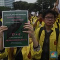 Ratusan mahasiswa dari Universitas Indonesia (UI) dan Universitas Islam Negeri (UIN) Syarif Hidayatullah Jakarta memadati depan gerbang utama Gedung DPR RI, Senayan, Jakarta Pusat, Selasa (9/9/2025). (CNBC Indonesia/Muhammad Sabki)
