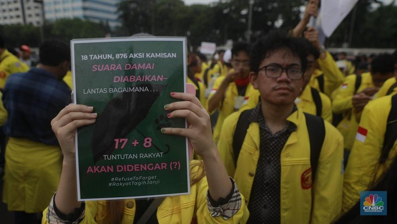 Ratusan mahasiswa dari Universitas Indonesia (UI) dan Universitas Islam Negeri (UIN) Syarif Hidayatullah Jakarta memadati depan gerbang utama Gedung DPR RI, Senayan, Jakarta Pusat, Selasa (9/9/2025). (CNBC Indonesia/Muhammad Sabki)