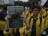 Ratusan mahasiswa dari Universitas Indonesia (UI) dan Universitas Islam Negeri (UIN) Syarif Hidayatullah Jakarta memadati depan gerbang utama Gedung DPR RI, Senayan, Jakarta Pusat, Selasa (9/9/2025). (CNBC Indonesia/Muhammad Sabki)