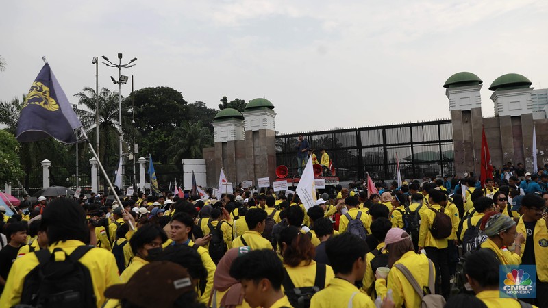Ratusan mahasiswa dari Universitas Indonesia (UI) dan Universitas Islam Negeri (UIN) Syarif Hidayatullah Jakarta memadati depan gerbang utama Gedung DPR RI, Senayan, Jakarta Pusat, Selasa (9/9/2025). Ratusan mahasiswa dari Universitas Indonesia (UI) dan Universitas Islam Negeri (UIN) Syarif Hidayatullah Jakarta memadati depan gerbang utama Gedung DPR RI, Senayan, Jakarta Pusat, Selasa (9/9/2025). (CNBC Indonesia/Muhammad Sabki)