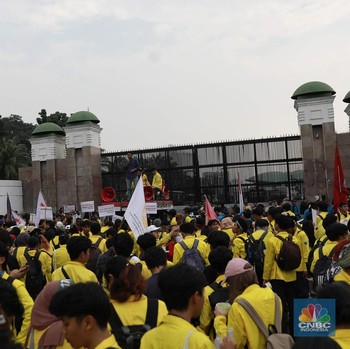 Update Demo 9 September, Mahasiswa Penuhi Depan DPR-Lalin Tersendat