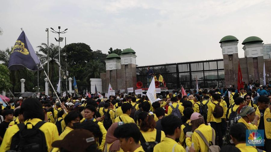 Ratusan mahasiswa dari Universitas Indonesia (UI) dan Universitas Islam Negeri (UIN) Syarif Hidayatullah Jakarta memadati depan gerbang utama Gedung DPR RI, Senayan, Jakarta Pusat, Selasa (9/9/2025). (CNBC Indonesia/Muhammad Sabki)