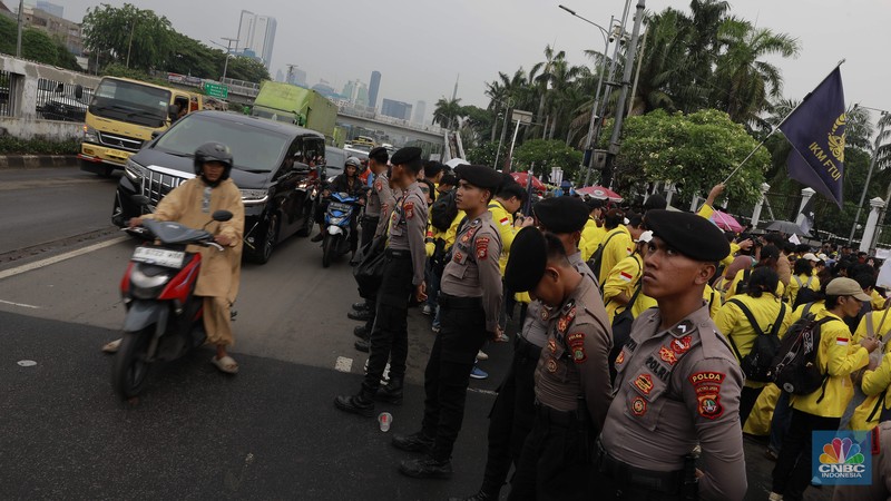 Ratusan mahasiswa dari Universitas Indonesia (UI) dan Universitas Islam Negeri (UIN) Syarif Hidayatullah Jakarta memadati depan gerbang utama Gedung DPR RI, Senayan, Jakarta Pusat, Selasa (9/9/2025). Ratusan mahasiswa dari Universitas Indonesia (UI) dan Universitas Islam Negeri (UIN) Syarif Hidayatullah Jakarta memadati depan gerbang utama Gedung DPR RI, Senayan, Jakarta Pusat, Selasa (9/9/2025). (CNBC Indonesia/Muhammad Sabki)