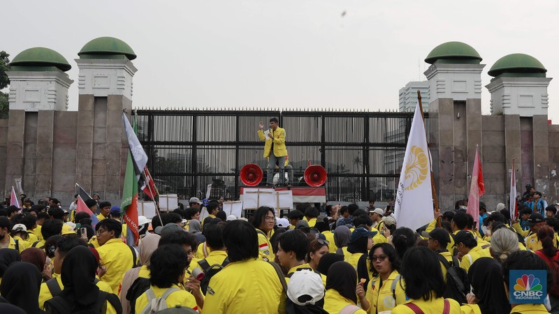 Ratusan mahasiswa dari Universitas Indonesia (UI) dan Universitas Islam Negeri (UIN) Syarif Hidayatullah Jakarta memadati depan gerbang utama Gedung DPR RI, Senayan, Jakarta Pusat, Selasa (9/9/2025). Ratusan mahasiswa dari Universitas Indonesia (UI) dan Universitas Islam Negeri (UIN) Syarif Hidayatullah Jakarta memadati depan gerbang utama Gedung DPR RI, Senayan, Jakarta Pusat, Selasa (9/9/2025). (CNBC Indonesia/Muhammad Sabki)