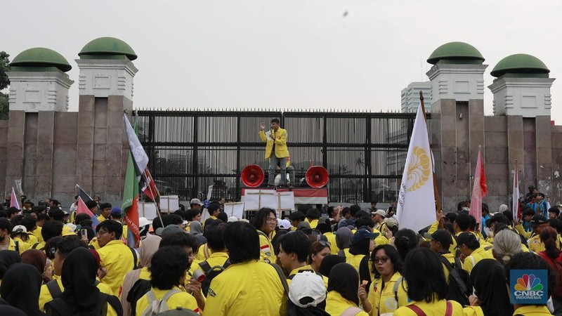 Ratusan mahasiswa dari Universitas Indonesia (UI) dan Universitas Islam Negeri (UIN) Syarif Hidayatullah Jakarta memadati depan gerbang utama Gedung DPR RI, Senayan, Jakarta Pusat, Selasa (9/9/2025). (CNBC Indonesia/Muhammad Sabki)