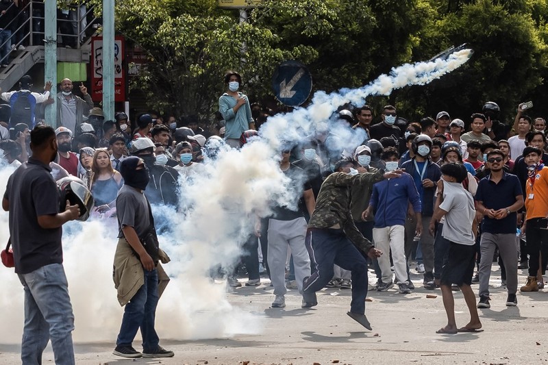Ricuh demonstran dalam protes di luar Gedung Parlemen di Kathmandu, Nepal, Senin (8/9/2025). (AFP/PRABIN RANABHAT) Ricuh demonstran dalam protes di luar Gedung Parlemen di Kathmandu, Nepal, Senin (8/9/2025). (AFP/PRABIN RANABHAT)
