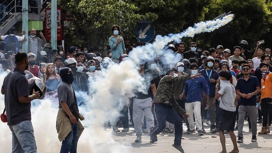 Ricuh demonstran dalam protes di luar Gedung Parlemen di Kathmandu, Nepal, Senin (8/9/2025). (AFP/PRABIN RANABHAT) Ricuh demonstran dalam protes di luar Gedung Parlemen di Kathmandu, Nepal, Senin (8/9/2025). (AFP/PRABIN RANABHAT)