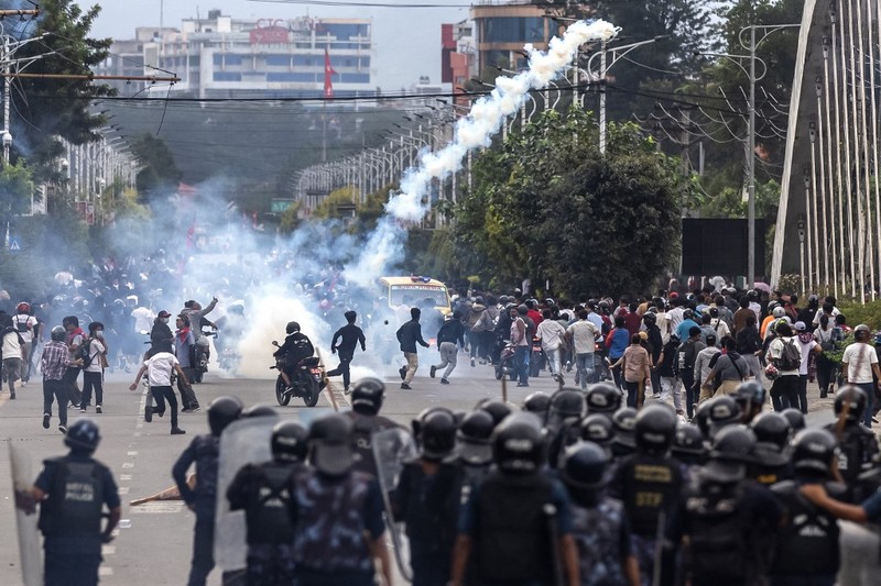 Ricuh demonstran dalam protes di luar Gedung Parlemen di Kathmandu, Nepal, Senin (8/9/2025). (AFP/PRABIN RANABHAT) Ricuh demonstran dalam protes di luar Gedung Parlemen di Kathmandu, Nepal, Senin (8/9/2025). (AFP/PRABIN RANABHAT)