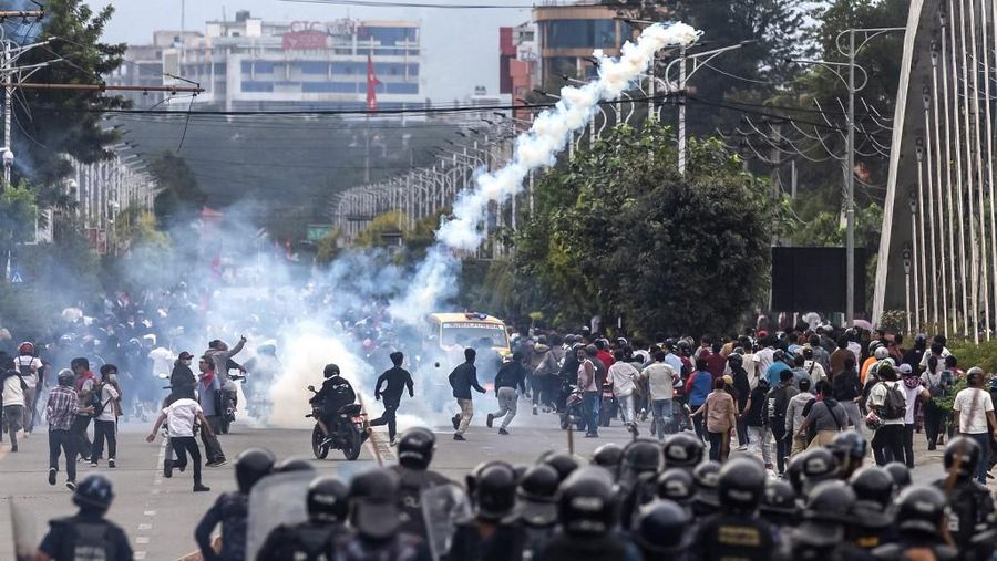 Ricuh demonstran dalam protes di luar Gedung Parlemen di Kathmandu, Nepal, Senin (8/9/2025). (AFP/PRABIN RANABHAT)