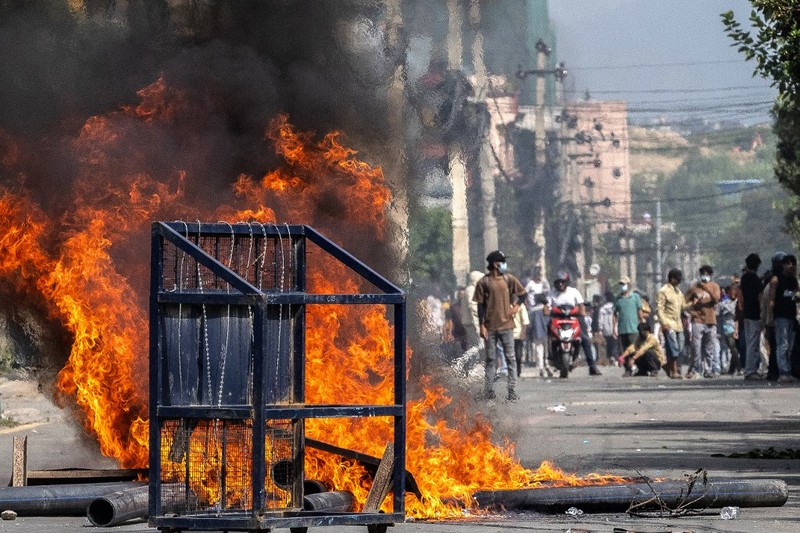 Ricuh demonstran dalam protes di luar Gedung Parlemen di Kathmandu, Nepal, Senin (8/9/2025). (AFP/PRABIN RANABHAT)