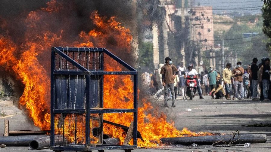 Ricuh demonstran dalam protes di luar Gedung Parlemen di Kathmandu, Nepal, Senin (8/9/2025). (AFP/PRABIN RANABHAT)