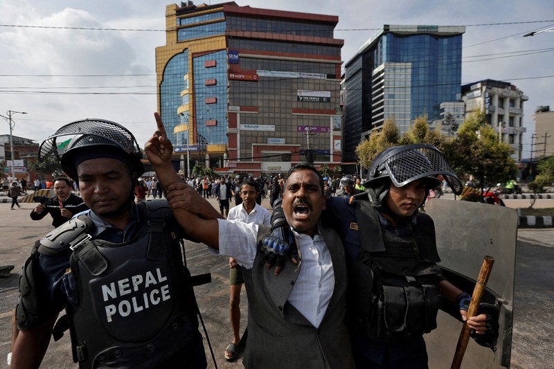 Ricuh demonstran dalam protes di luar Gedung Parlemen di Kathmandu, Nepal, Senin (8/9/2025). (AFP/PRABIN RANABHAT) Ricuh demonstran dalam protes di luar Gedung Parlemen di Kathmandu, Nepal, Senin (8/9/2025). (AFP/PRABIN RANABHAT)