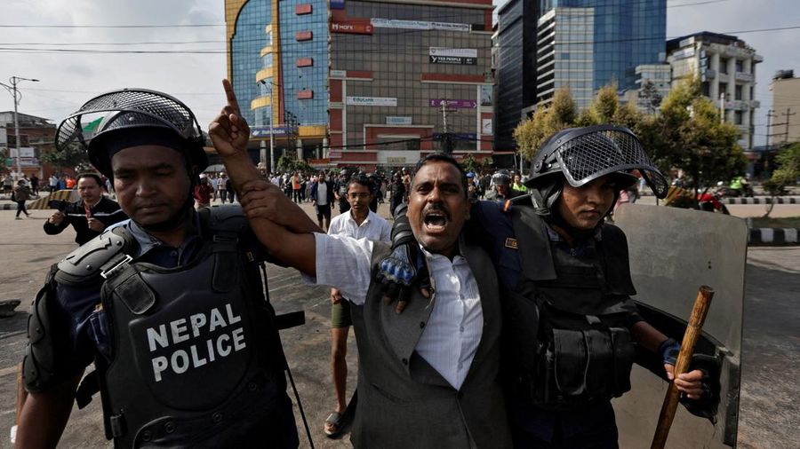 Ricuh demonstran dalam protes di luar Gedung Parlemen di Kathmandu, Nepal, Senin (8/9/2025). (AFP/PRABIN RANABHAT)