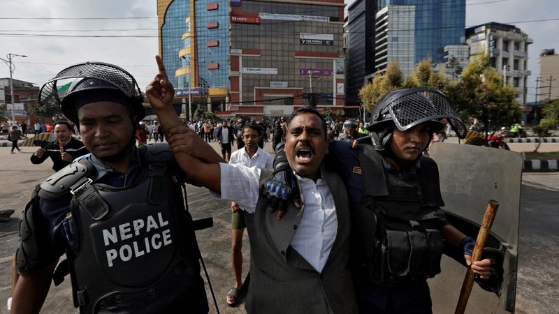 Ricuh demonstran dalam protes di luar Gedung Parlemen di Kathmandu, Nepal, Senin (8/9/2025). (AFP/PRABIN RANABHAT)
