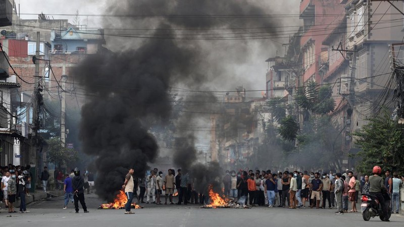 Ricuh demonstran dalam protes di luar Gedung Parlemen di Kathmandu, Nepal, Senin (8/9/2025). (AFP/PRABIN RANABHAT)