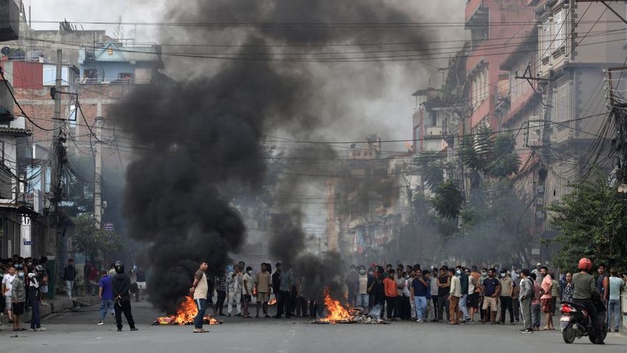 Ricuh demonstran dalam protes di luar Gedung Parlemen di Kathmandu, Nepal, Senin (8/9/2025). (AFP/PRABIN RANABHAT) Ricuh demonstran dalam protes di luar Gedung Parlemen di Kathmandu, Nepal, Senin (8/9/2025). (AFP/PRABIN RANABHAT)