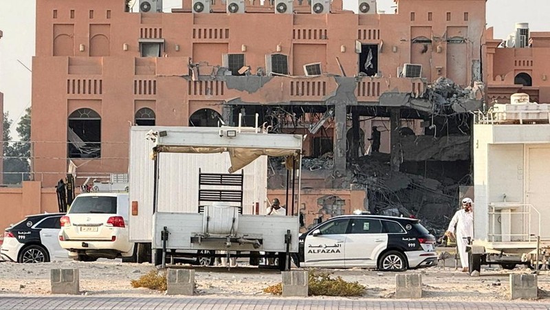 Asap mengepul setelah beberapa ledakan terdengar di Doha, Qatar, 9 September 2025. (REUTERS/Ibraheem Abu Mustafa)