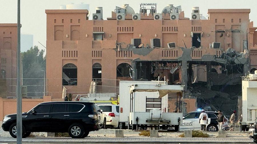 Asap mengepul setelah beberapa ledakan terdengar di Doha, Qatar, 9 September 2025. (REUTERS/Ibraheem Abu Mustafa)