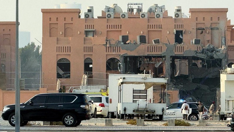 Asap mengepul setelah beberapa ledakan terdengar di Doha, Qatar, 9 September 2025. (REUTERS/Ibraheem Abu Mustafa)